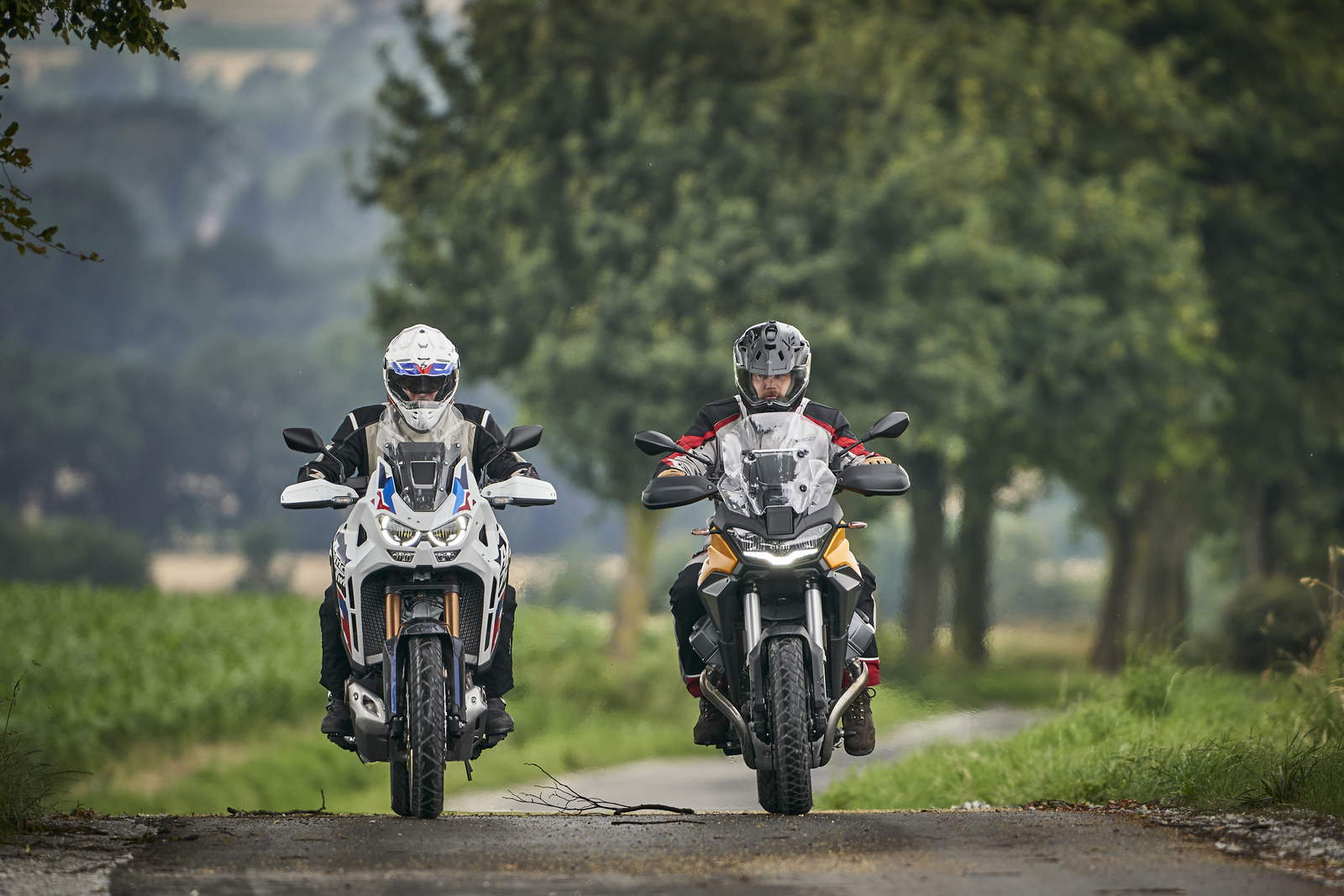 Honda Africa Twin CRF 1100 vs Moto Guzzi Stelvio